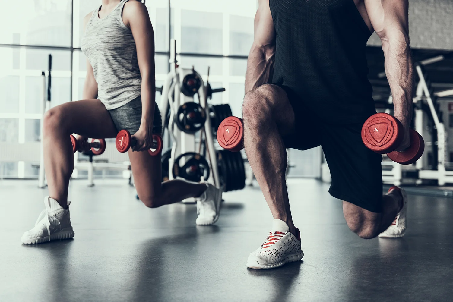 Nahaufnahme. Mann- und Frauentraining im Fitnessclub.