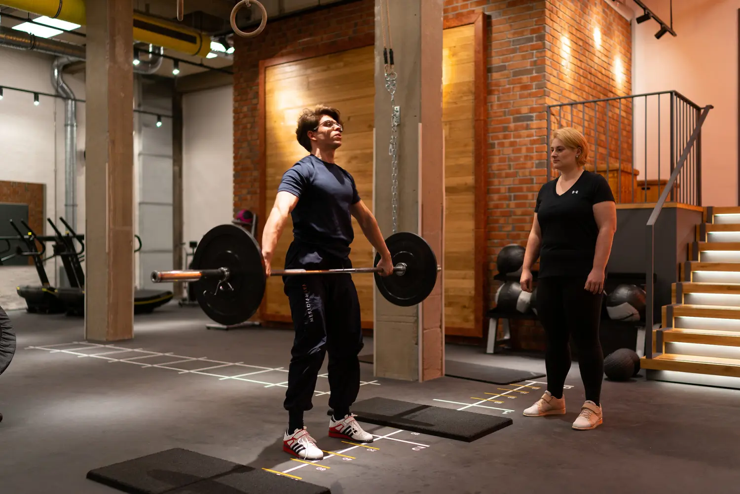 Mann hebt Gewicht von Prime fit personal training